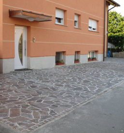 Ugodno polaganje naravnega kamna na beton