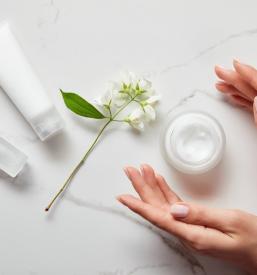 Spletni nakup ženske kozmetike Slovenija