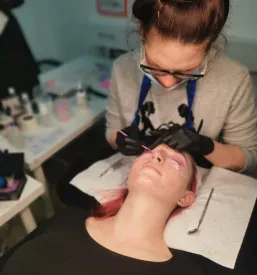 Dober tečaj keratinskega vihanja trepalnic Slovenija