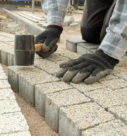 Ugodno tlakovanje dvorišč povsod v Sloveniji