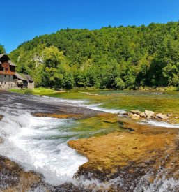 Avtokamp ob Kolpi, Bela krajina