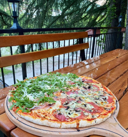 Pizza in burger v Kanalu ob Soči