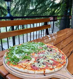 Pizza in burger v Kanalu ob Soči