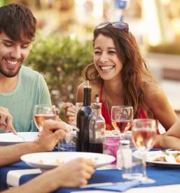 Jedi po naročilu v gostišču v Pomurju