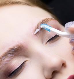 Barvanje obrvi in podaljševanje nohtov Maribor