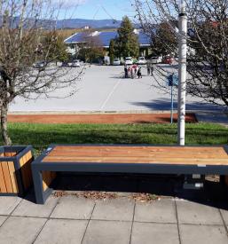 Prodaja in montaža pametne solarne polnilne klopi