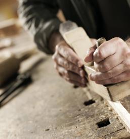 Umetno suh les in skobljan les