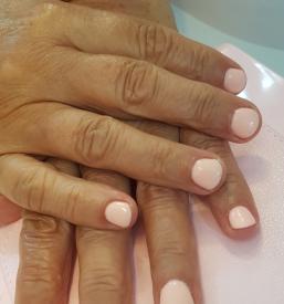 Lakiranje nohtov Borovnica