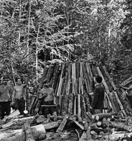 Kuhanje oglja v oglarskih kopah Slovenija