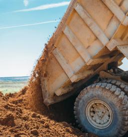 Izkopi z bagrom in kiper prevozi na Gorenjskem