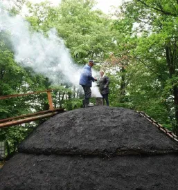 Tradicionalno kuhanje oglja v kopah