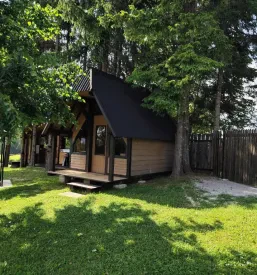 Lesena glamping hiška