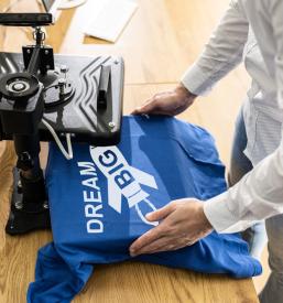 Ugoden tisk logotipov na blago Slovenija