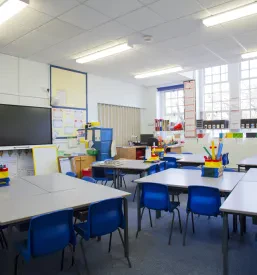 Fachgerechte Herstellung von Kinderstühlen für Kindergärten und Schulen in Slowenien