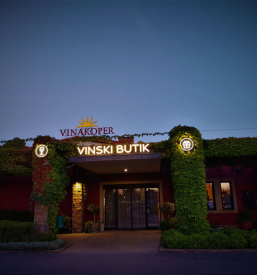 Table in napisi Radomlje