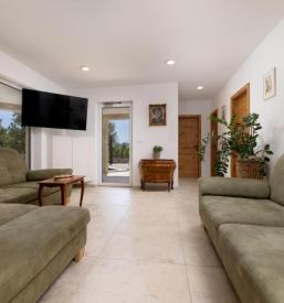Rent a family vacation home for 10 people on Krk island