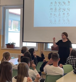 Strokovni tolmači slovenskega znakovnega jezika