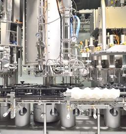 Stroj za linijsko polnjenje steklenic in flaš