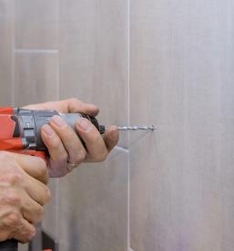 Vrtanje odprtin v stenah Moravče, Slovenija