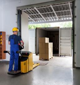 Pomoč viličarja pri razkladanju tovora Kamnik