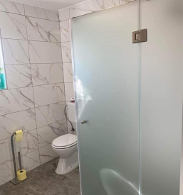 Steklene police in šipe po naročilu