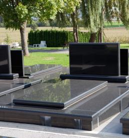 Nagrobni spomeniki Muta