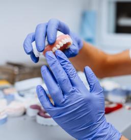 Kvaliteten zobni implantat Sežana