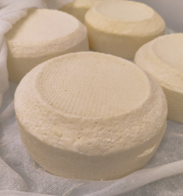 Prodaja lokalnih sirov Komenda