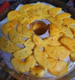 Domači istrski česen in sušeni kaki Slovenska Istra