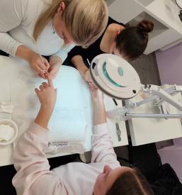 Tečaji oblikovanja nohtov Slovenija