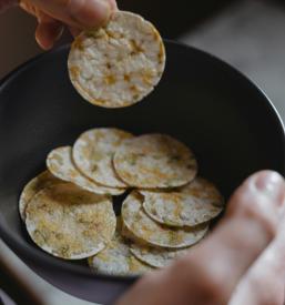 Beljakovinski čips Obala