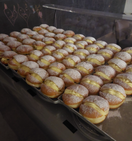 Naročilo krofov v slaščičarni na Obali