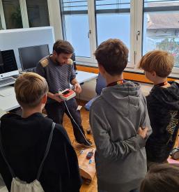 Prodaja polavtomatskega defibrilatorja