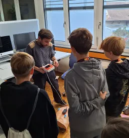 Prodaja polavtomatskega defibrilatorja