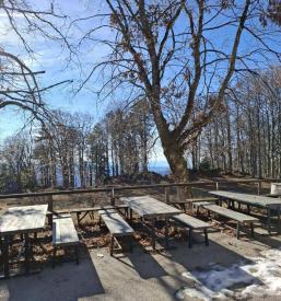 Planinska koča s prenočišči na Čavnu