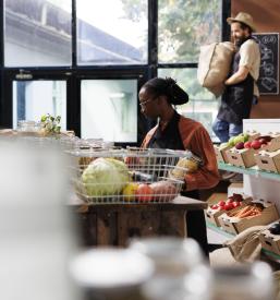 Nalaganje polic v trgovinah okolica Maribora
