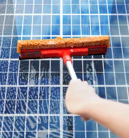 Čiščenje sončnih modulov v Celju
