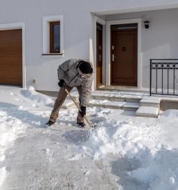 Pluženje in posipanje dvorišč Ljubljana