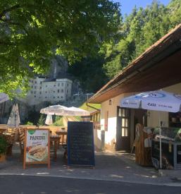 Kosilo na terasi Postojna