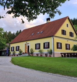 Družinska kmetija z domačo kuhinjo Brestanica