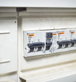 Elektro in avtomatizacija – inštalacije, pametni sistemi in krmilne omarice