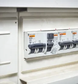 Elektro in avtomatizacija – inštalacije, pametni sistemi in krmilne omarice