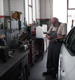 Priprava avtomobila na tehnični pregled v Škofji Loki