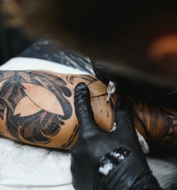 Tetoviranje surrealizma v Ljubljani