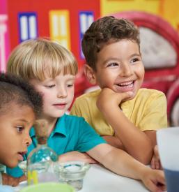 Ugodna animacija otrok na poroki v Sloveniji