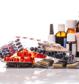 Ponudba prehranskih dodatkov v lekarni v Ljubljani