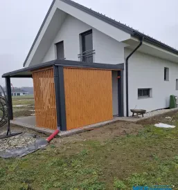 Dvoriščna vrata v Sloveniji