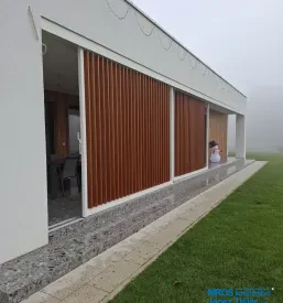 Vrtljivi brisoli, dvoriščna vrata v Sloveniji