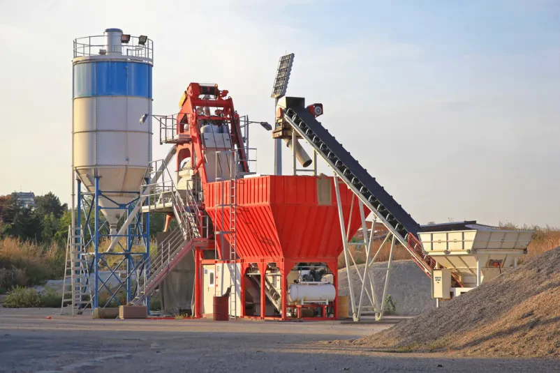 Proizvodni obrat za beton na gradbišču Sodoben proizvodni obrat za beton (betonarna) na aktivnem gradbišču, kjer poteka izdelava betona. Takšna dobra betonarna in dostava betona Goriška je nujna za hitro in kvalitetno delo.