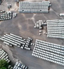 Zračni posnetek industrijskega območja, kjer tovarna proizvaja betonske bloke za gradbeništvo. To je odličen primer, kako dobra betonarna in dostava betona Goriška podpira gradbeno industrijo.